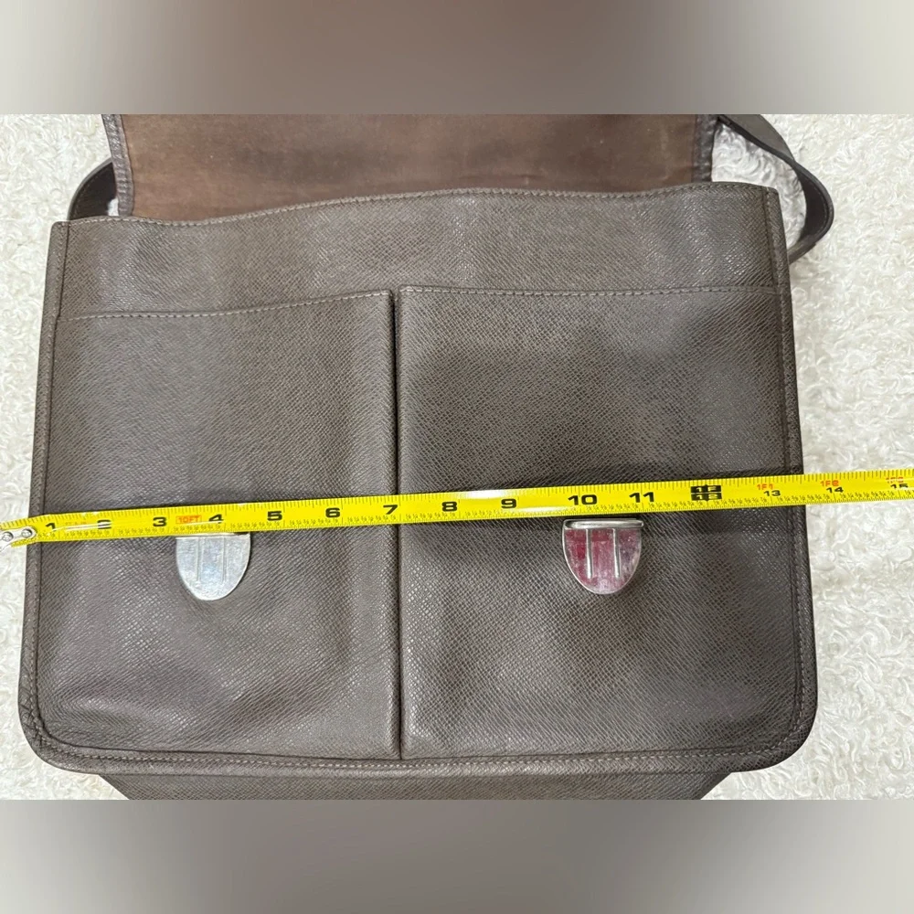 Louis Vuitton Taiga Messenger Bag